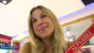 Karısının doğum günü için seyahatten erken döndü Zenciyle bastı